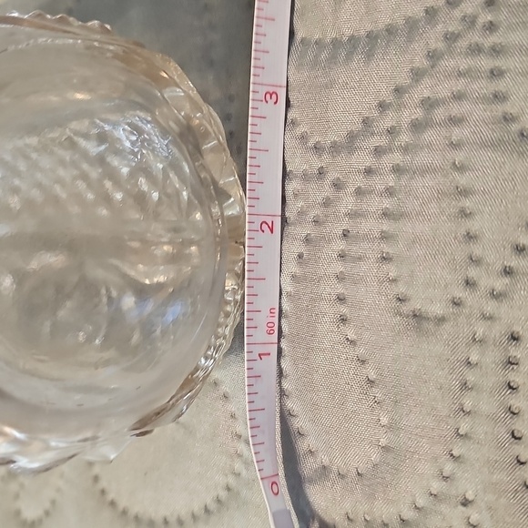Elegant Clear Glass Patterned Decanter - Picture 4 of 7